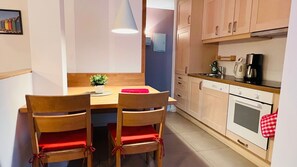 Réfrigérateur, four, lave-vaisselle, cafetière/bouilloire