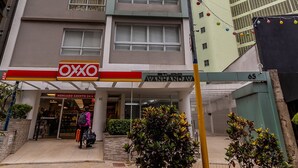 A multi-story building with a storefront labeled "oxxo" and "AVANHANDAVA" at the ground level. - AV504 - Design Studio in Avanhandava Street (São Paulo)