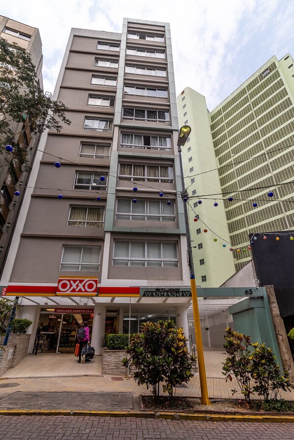 A multi-story building with a storefront labeled "oxxo" and "AVANHANDAVA" at the ground level.