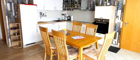 雪櫃、微波爐、焗爐、洗碗機