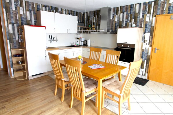 Refrigerador, microondas, horno y lavavajillas 