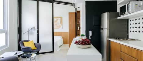 Kjøleskap, mikrobølgeovn, kaffetrakter/tekoker og brødrister