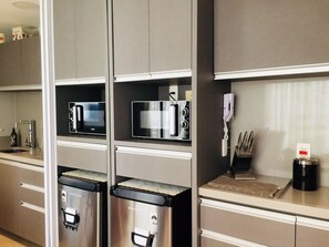 Geladeira, micro-ondas, cafeteira/chaleira, chaleira elétrica