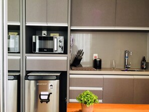 Kühlschrank, Mikrowelle, Wasserkocher mit Kaffee-/Teezubehör