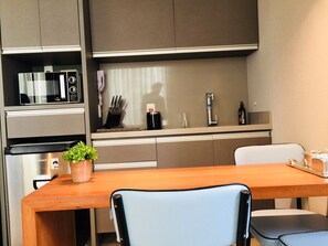 Kühlschrank, Mikrowelle, Wasserkocher mit Kaffee-/Teezubehör