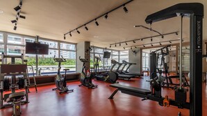 A gym with treadmills, stationary bikes, and weight machines. - Baixo Augusta queen bed, pool, gym and garage (São Paulo)