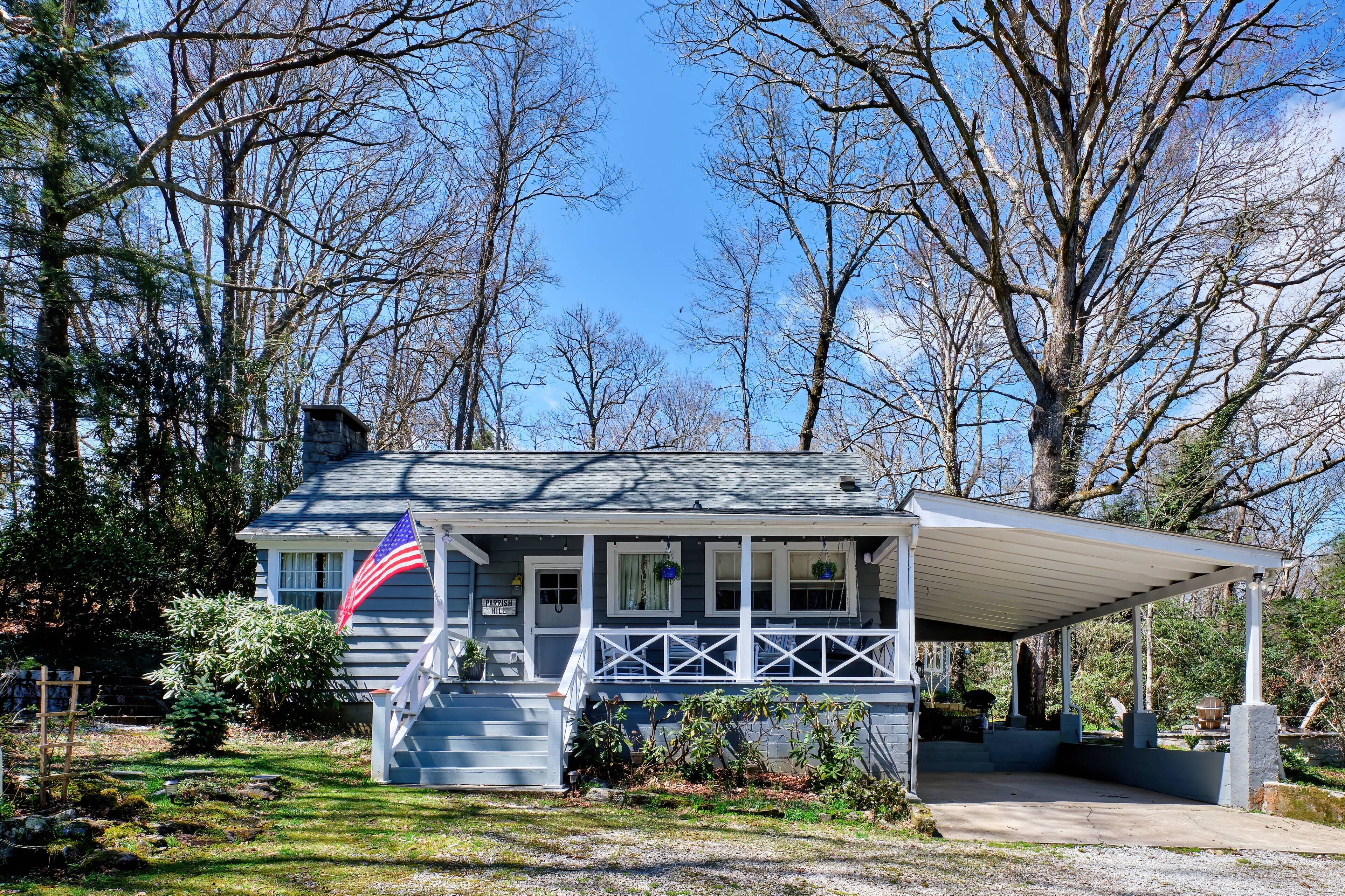 Parrish Hill - Walk to Main Street Cottage