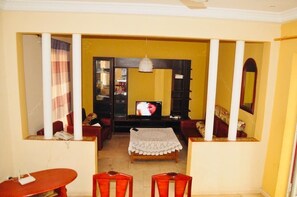 Familien-Suite, eigenes Bad | Essbereich im Zimmer