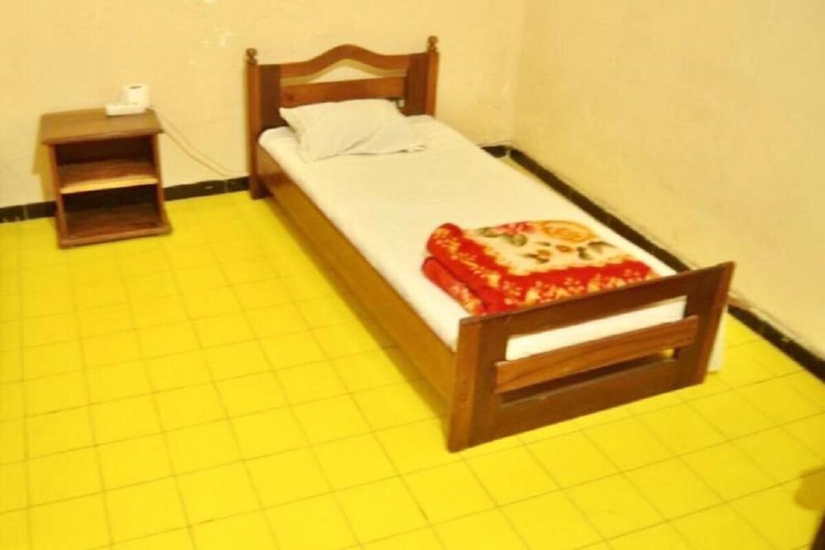 Triple Room, Shared Bathroom, Ground Floor | Desk, blackout drapes, cribs (free), rollaway beds (surcharge)