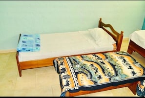 Dreibettzimmer, Gemeinschaftsbad, Erdgeschoss | 1 Schlafzimmer, Schreibtisch, Verdunkelungsvorhänge