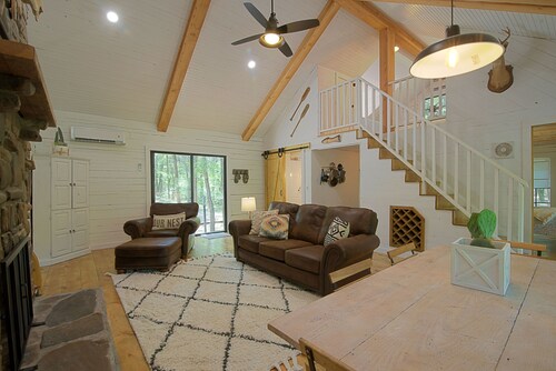 Completely restored cabin on the banks of the Blue River!