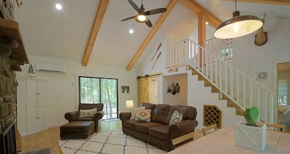 Completely restored cabin on the banks of the Blue River!