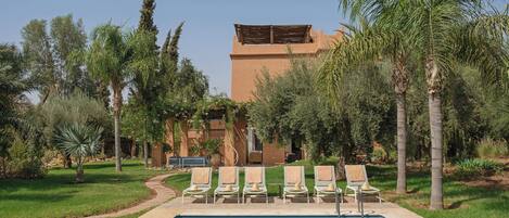 Et oppvarmet basseng