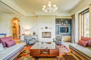 TV, lareira, DVD player