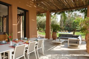 Outdoor dining - Yenmoz Villa in Marrakech palm grove with heated pool (3 bedrooms / 6 guests) (Marrakech Palmeraie)