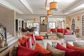 Smart-TV, Kamin, DVD-Player, Tischtennisplatte