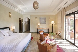 7 chambres, coffres-forts dans les chambres, bureau