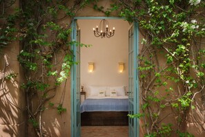 3 bedrooms, in-room safe, iron/ironing board, travel cot