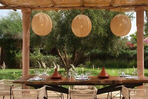 Outdoor dining - Akhdar 18, traditional villa with heated private pool (2-3 bdrm / 4-6 guests) (Marrakech Alentours)
