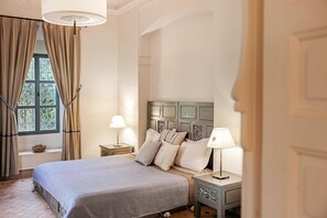 3 chambres, coffres-forts dans les chambres, fer et planche à repasser