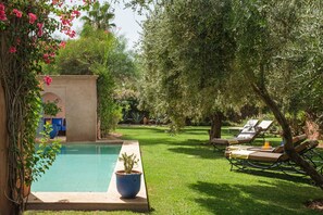 حمّام سباحة مُدفَّأ