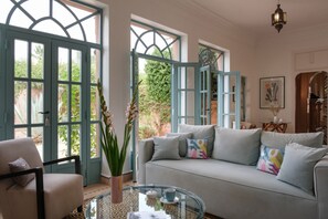 TV, fireplace, stereo