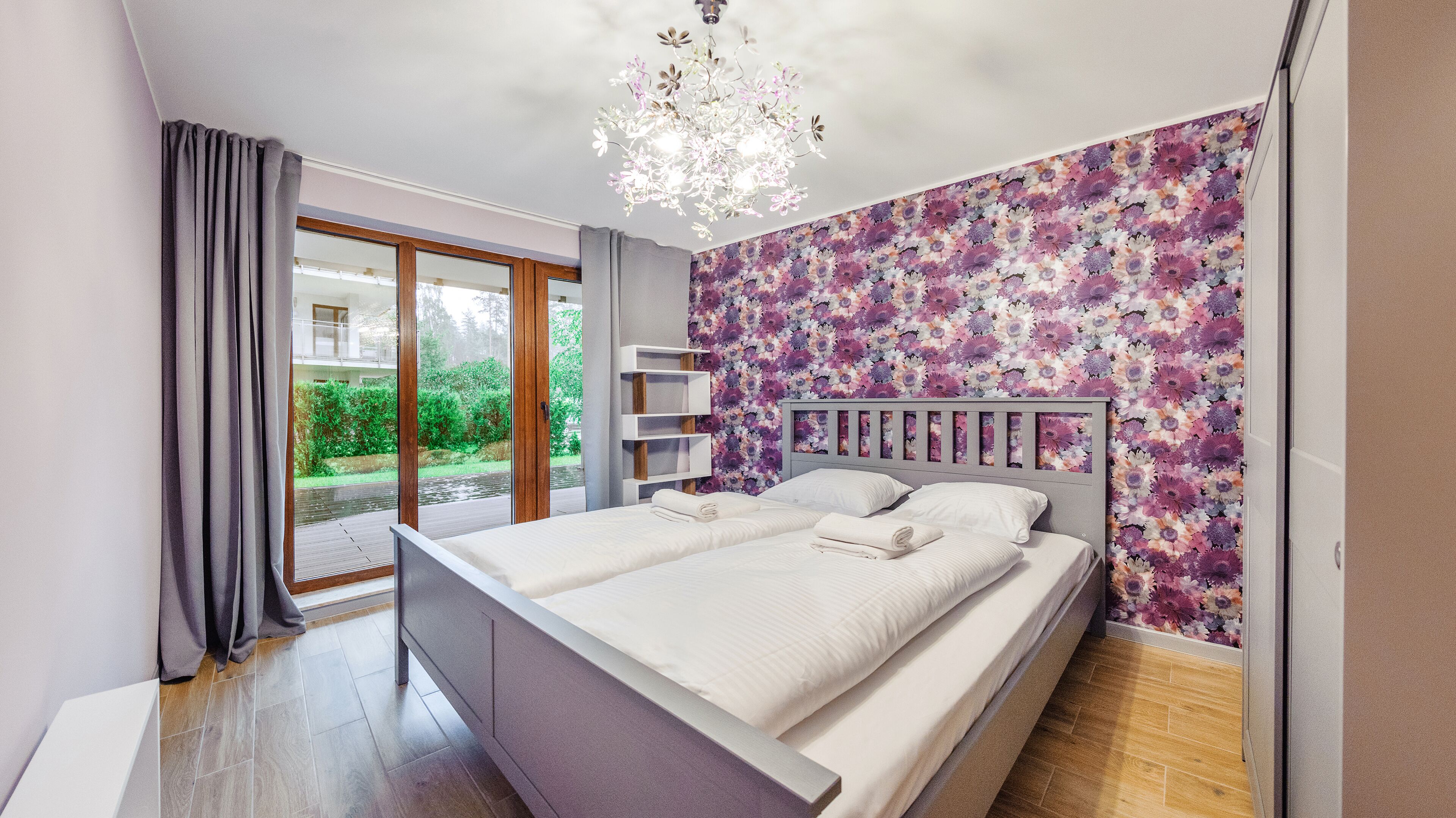 Appartement (3B) | Een laptopwerkplek, een strijkplank/strijkijzer, beddengoed