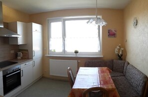 Réfrigérateur, four à micro-ondes, un four, lave-vaisselle