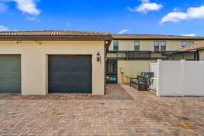 Welcome to Your Vacation Headquarters - Disney near 5BR Pool Townhome w Theme Rooms (Kissimmee)