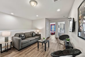 Hang Out, Upstairs Style - Disney near 5BR Pool Townhome w Theme Rooms (Kissimmee)