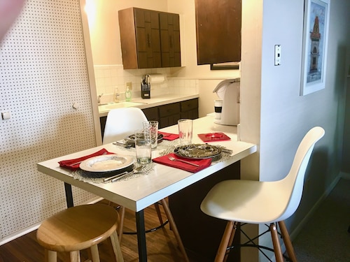 Fabulous Aggieville Hideaway - Convenient 1 bedroom next to KSU & Aggieville