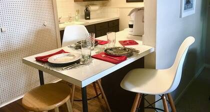 Fabulous Aggieville Hideaway - Convenient 1 bedroom next to KSU & Aggieville