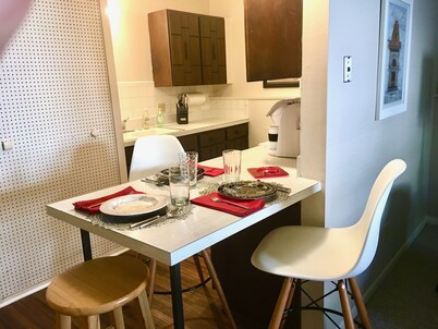 Fabulous Aggieville Hideaway - Convenient 1 bedroom next to KSU & Aggieville