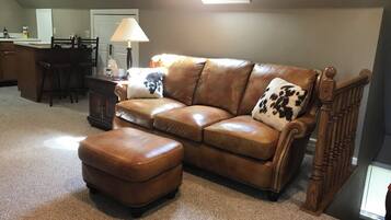 Smart TV, DVD player, livros, videoteca