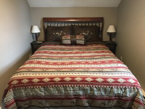 1 habitación, escritorio, tabla de planchar con plancha y cuna de viaje