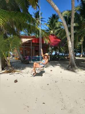 On the beach, white sand, snorkeling, beach bar - Private Bedroom on Paradise San Blas Island (Narganá)