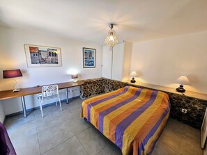 3 bedrooms, iron/ironing board, WiFi - Villa Montgo, 50 m from the sea. Exceptional view of the Bay of Rosas, swimming pool and air conditioning. (L'Escala)