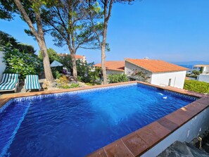 Outdoor pool - Villa Montgo, 50 m from the sea. Exceptional view of the Bay of Rosas, swimming pool and air conditioning. (L'Escala)