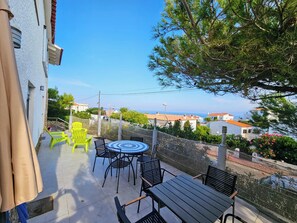 Outdoor dining - Villa Montgo, 50 m from the sea. Exceptional view of the Bay of Rosas, swimming pool and air conditioning. (L'Escala)