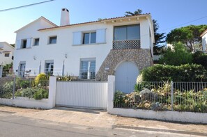 Exterior - Villa Montgo, 50 m from the sea. Exceptional view of the Bay of Rosas, swimming pool and air conditioning. (L'Escala)