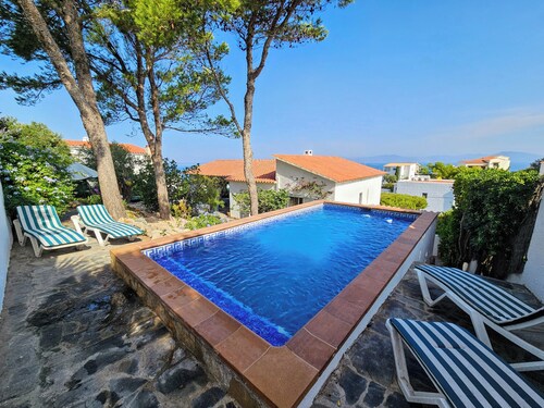 Villa Montgo, 50 m de la mer. Vue exceptionnelle baie de Rosas, piscine et clim.