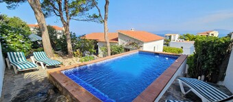 Villa Montgo, 50 m from the sea. Exceptional view of the Bay of Rosas, swimming pool and air conditioning.