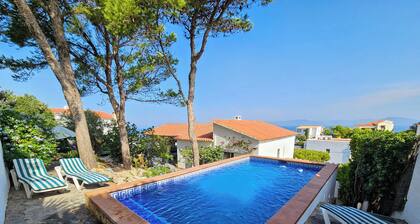 Villa Montgo, 50 m from the sea. Exceptional view of the Bay of Rosas, swimming pool and air conditioning.