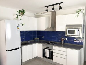 Refrigerador con freezer, microondas, cafetera/tetera