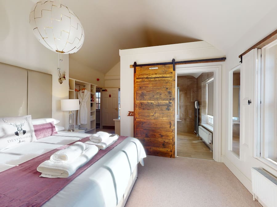 Deluxe King Room | In-room safe, iron/ironing board, free WiFi, bed sheets