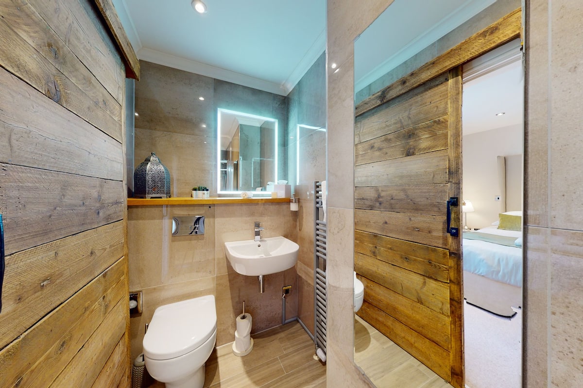 classic double room | bathroom | shower, free toiletries, bathrobes, slippers