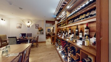 朝食、ランチ、ディナーに営業