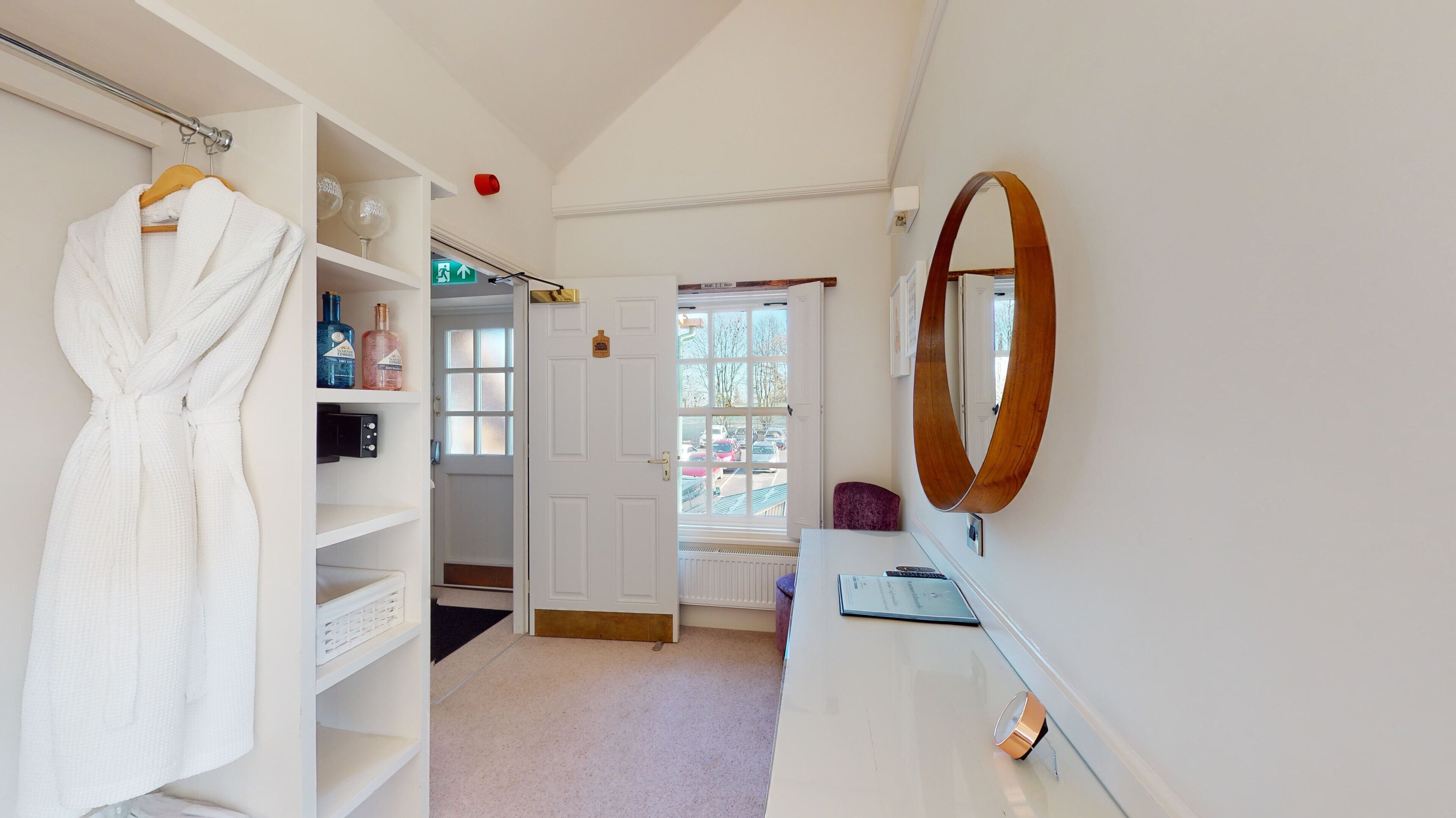 deluxe king room | 1 bedroom, in-room safe, iron/ironing board, free wifi