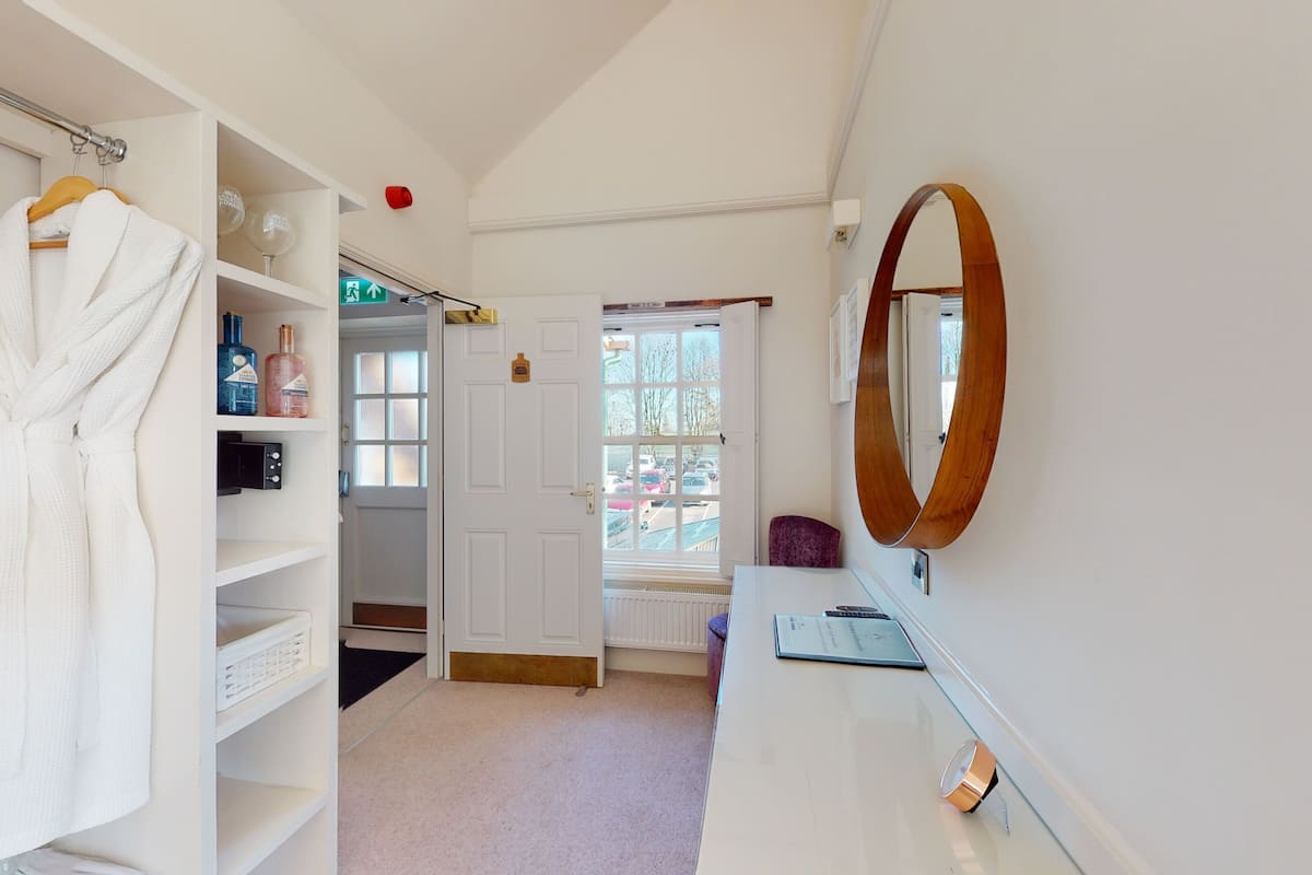 deluxe king room | 1 bedroom, in-room safe, iron/ironing board, free wifi