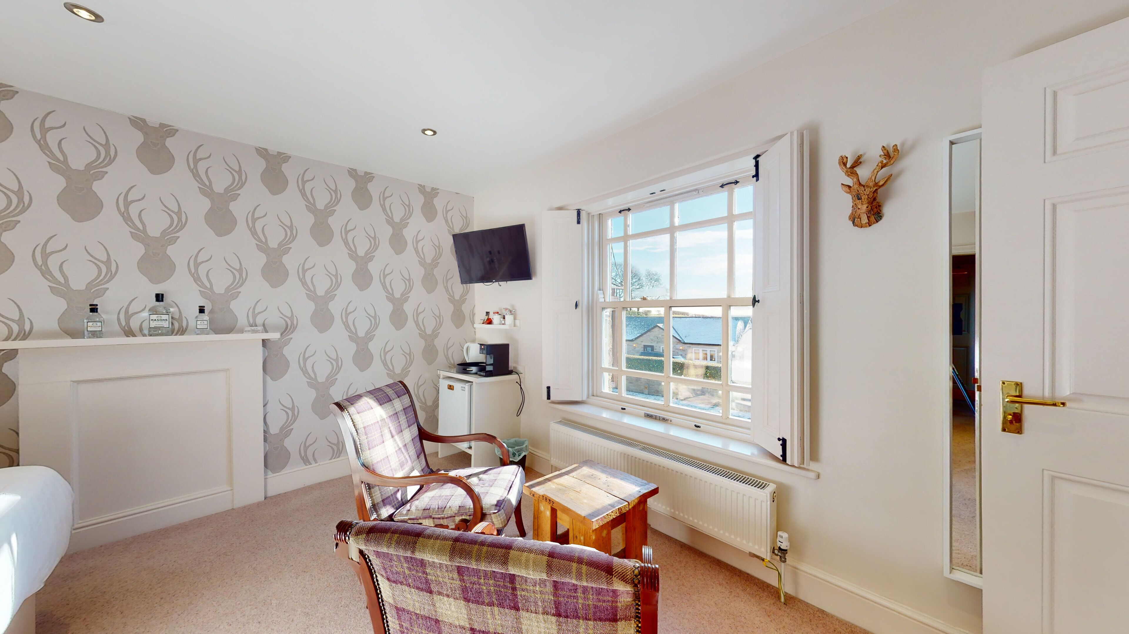 deluxe king room | 1 bedroom, in-room safe, iron/ironing board, free wifi